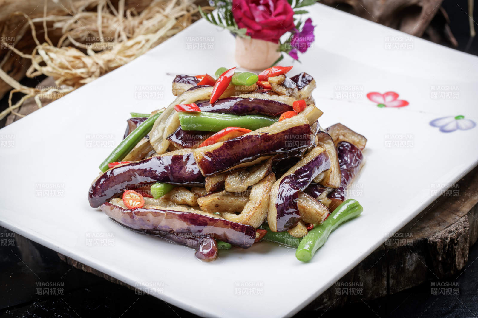 传统菜地三鲜装在方形瓷盘中图片