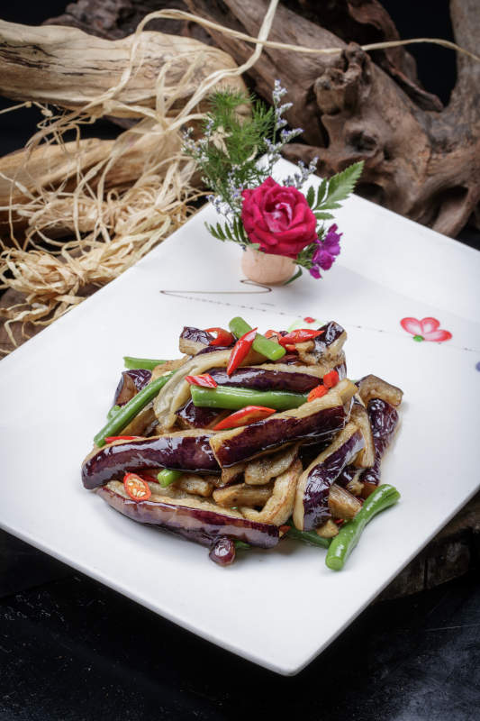 传统菜地三鲜装在方形瓷盘中图片