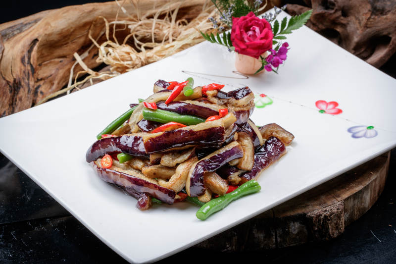 传统菜地三鲜装在方形瓷盘中图片