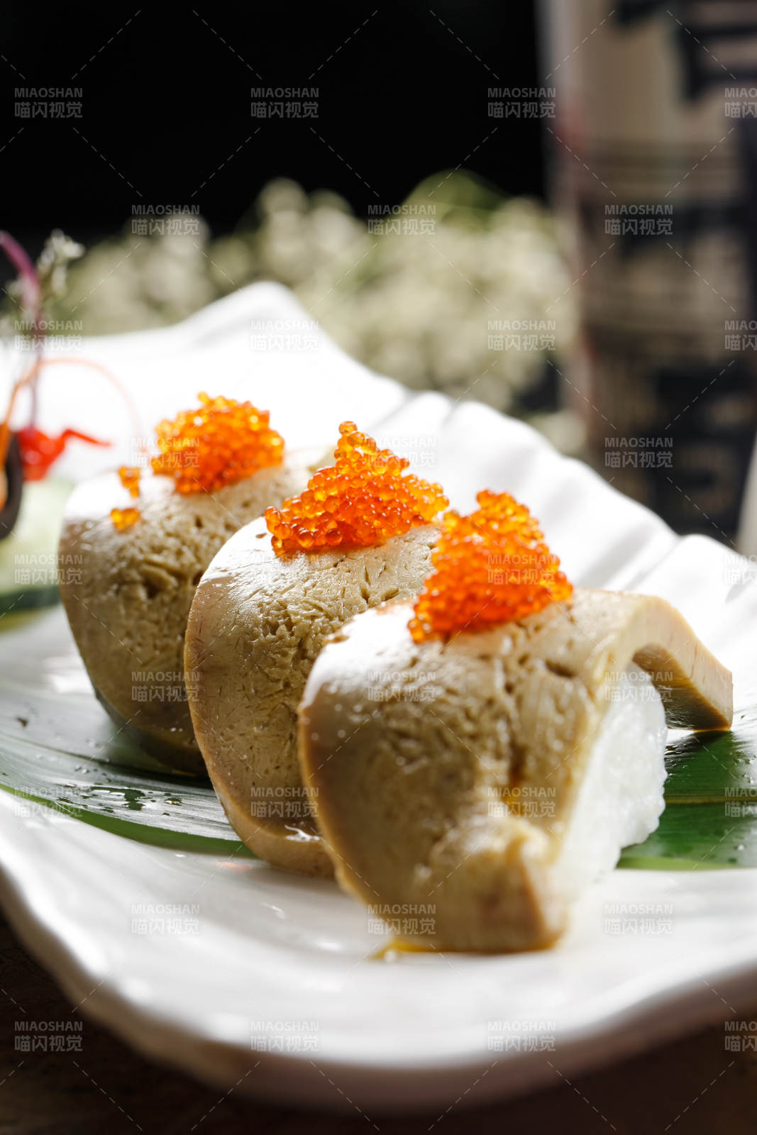 长方形瓷盘装的蟹子火灸鹅肝寿司图片