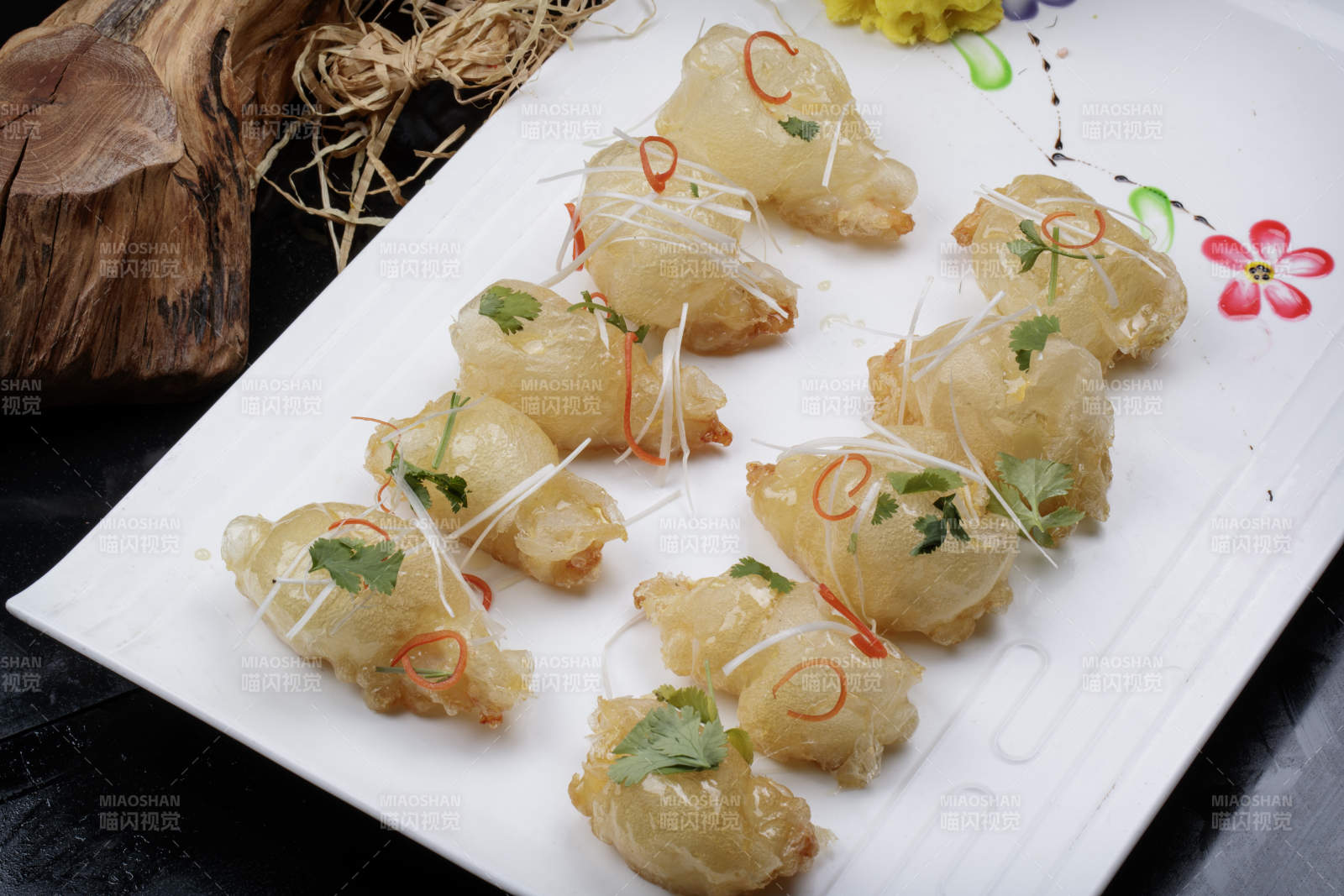 油炸气泡大明虾泡泡虾摆放在黑色背景上图片