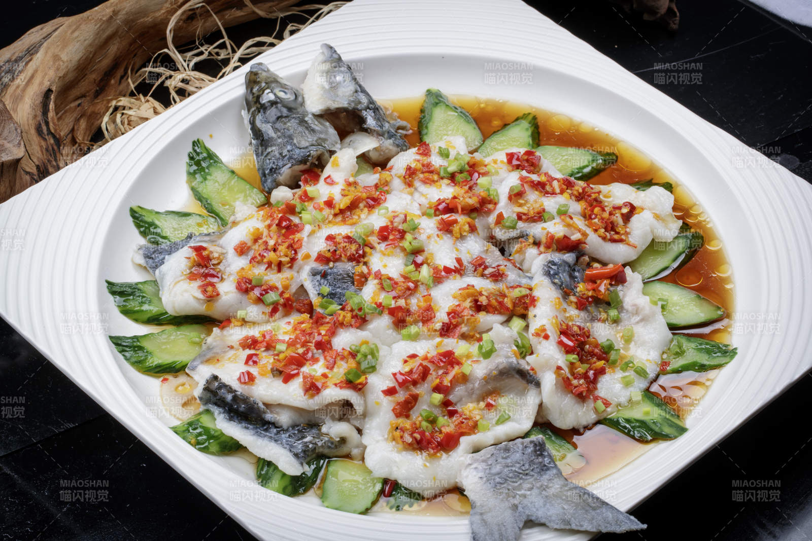 清蒸剁椒海梭鱼摆放在黑色背景上图片