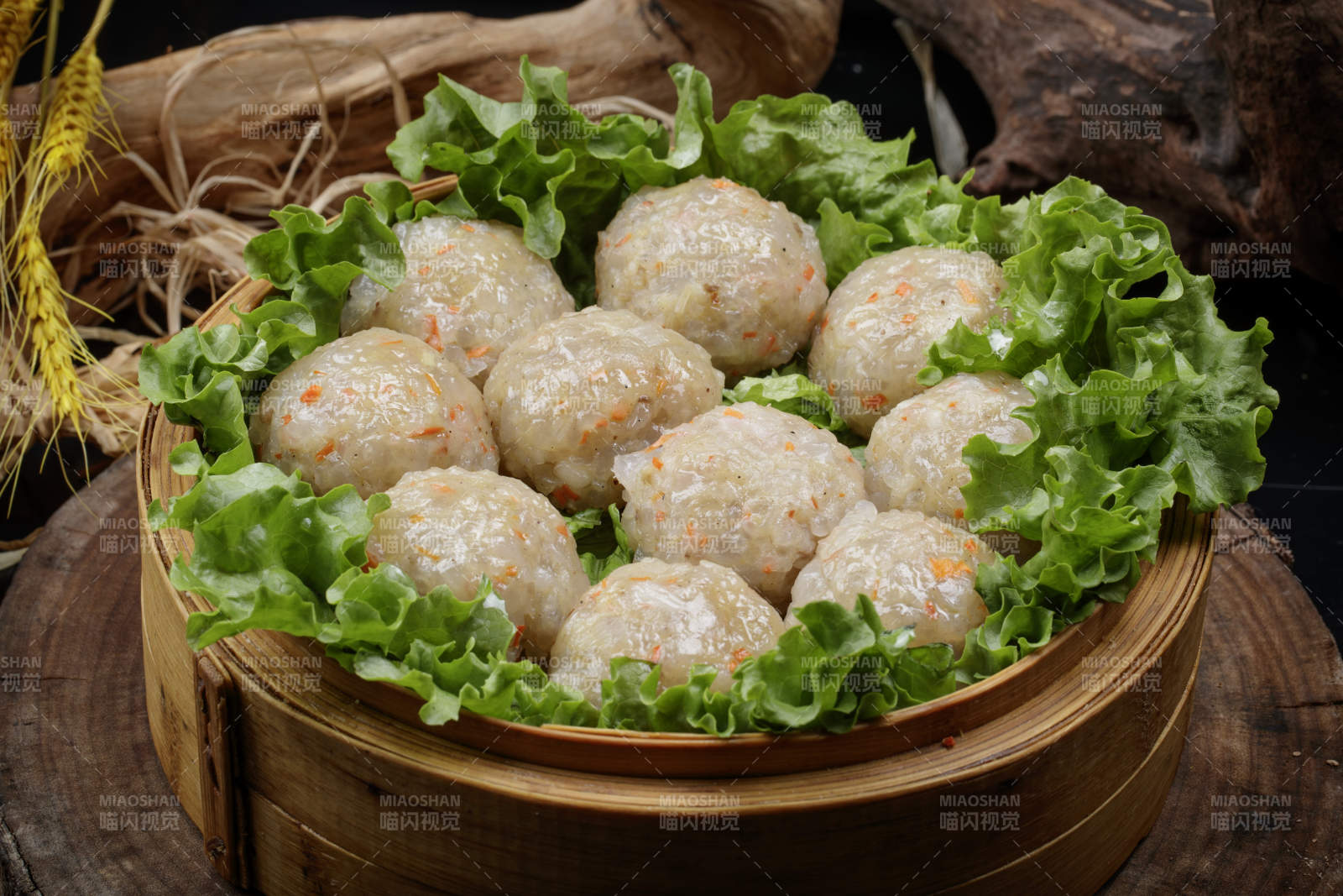 笼屉装的粉蒸土豆大丸子摆放在樟木砧板上图片