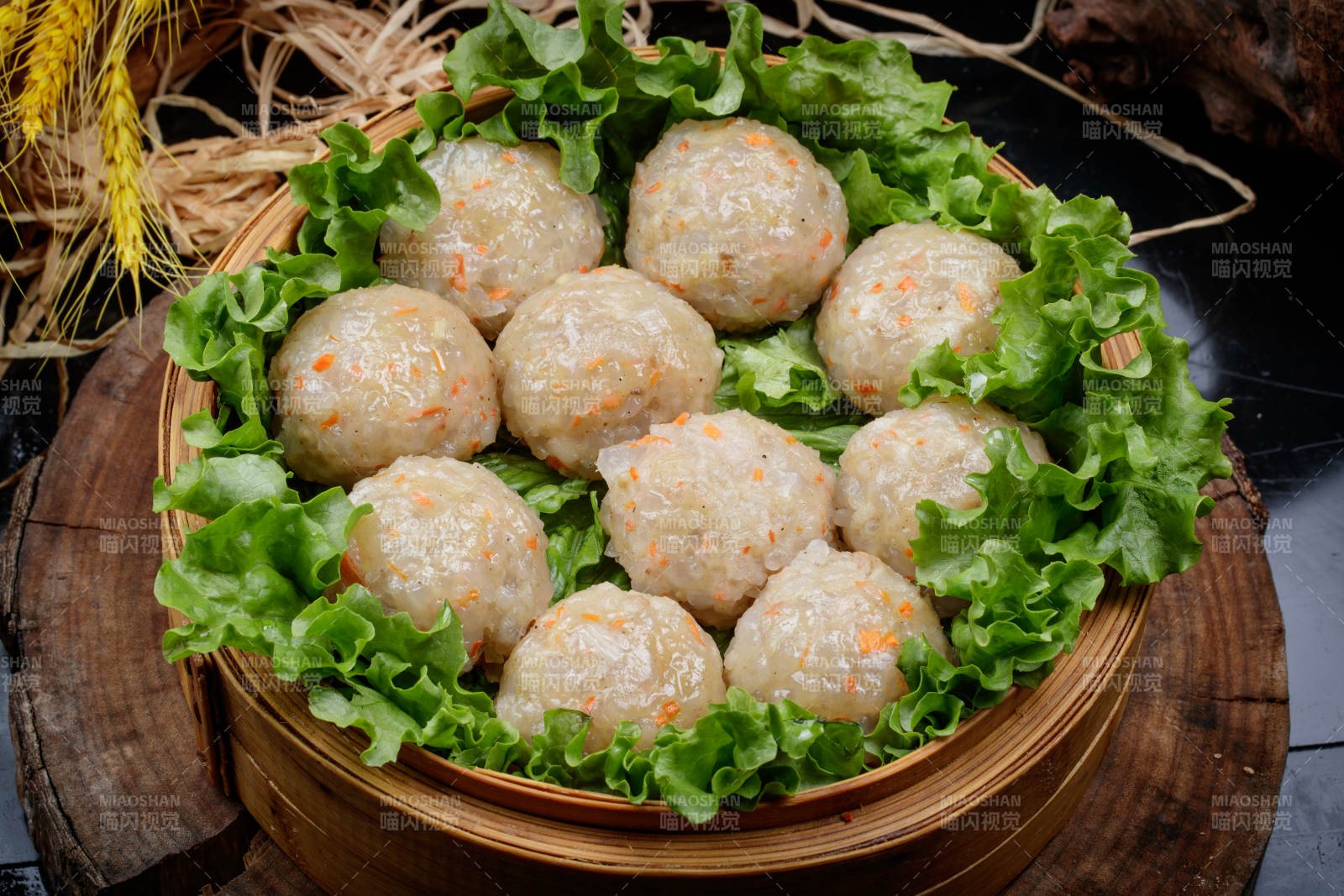 笼屉装的粉蒸土豆大丸子摆放在樟木砧板上图片