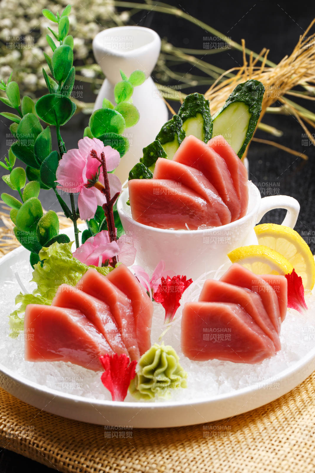 超低温金枪鱼刺身摆放在草垫上图片