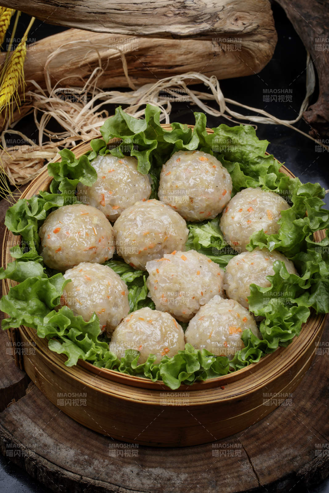 笼屉装的粉蒸土豆大丸子摆放在樟木砧板上图片