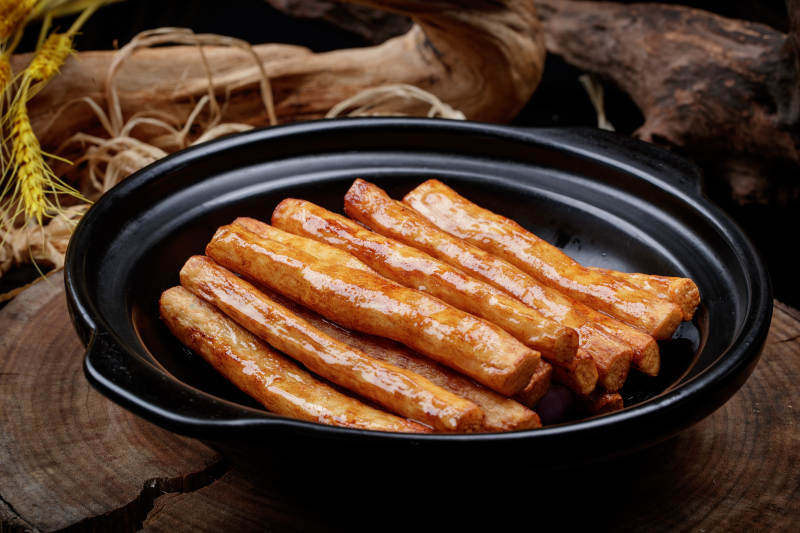 锅焗铁棍长山药摆放在樟木砧板上图片