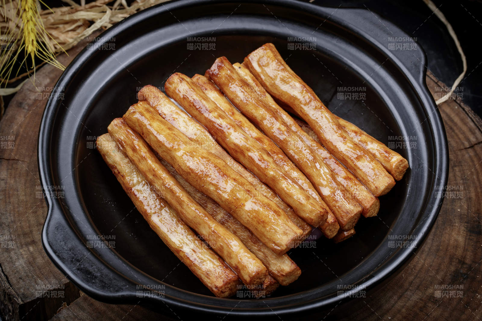 锅焗铁棍长山药摆放在樟木砧板上图片