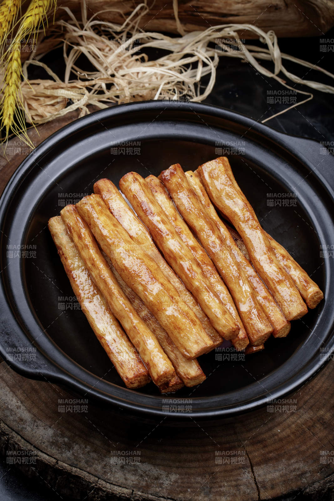 锅焗铁棍长山药摆放在樟木砧板上图片