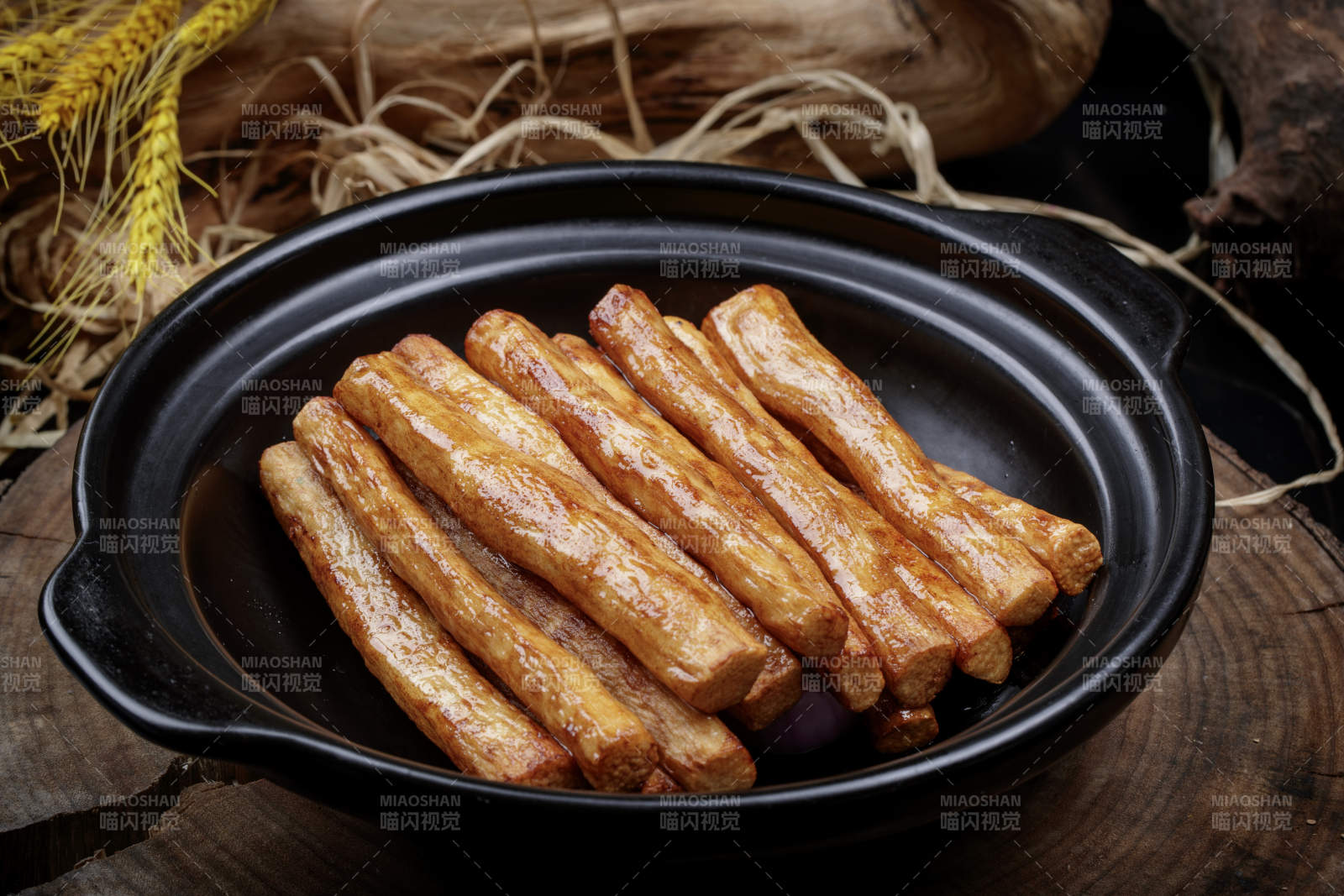 锅焗铁棍长山药摆放在樟木砧板上图片