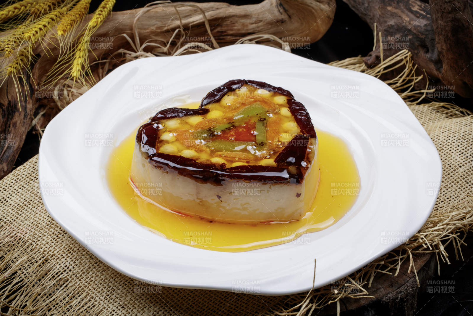 白色瓷盘装的婚宴甜品糯米八宝饭图片