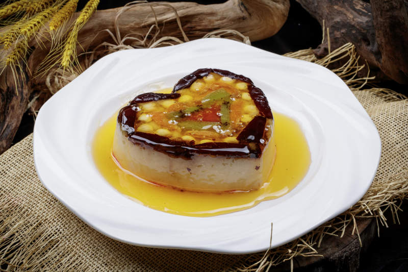 白色瓷盘装的婚宴甜品糯米八宝饭图片