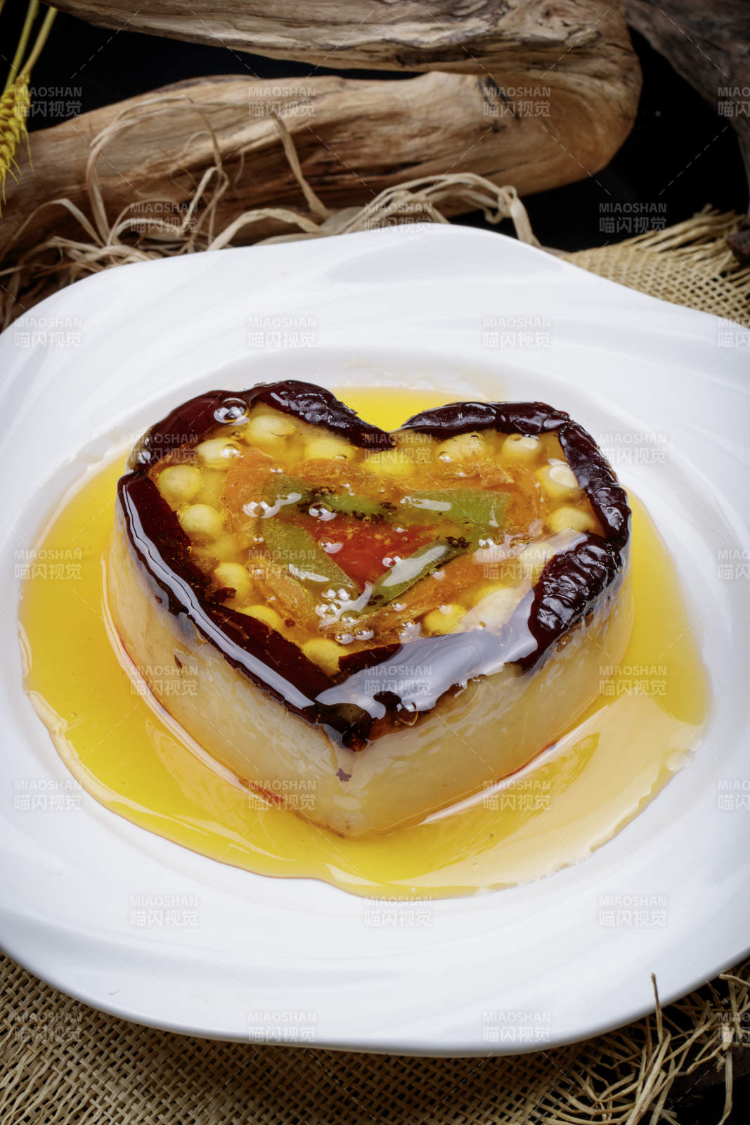 白色瓷盘装的婚宴甜品糯米八宝饭图片