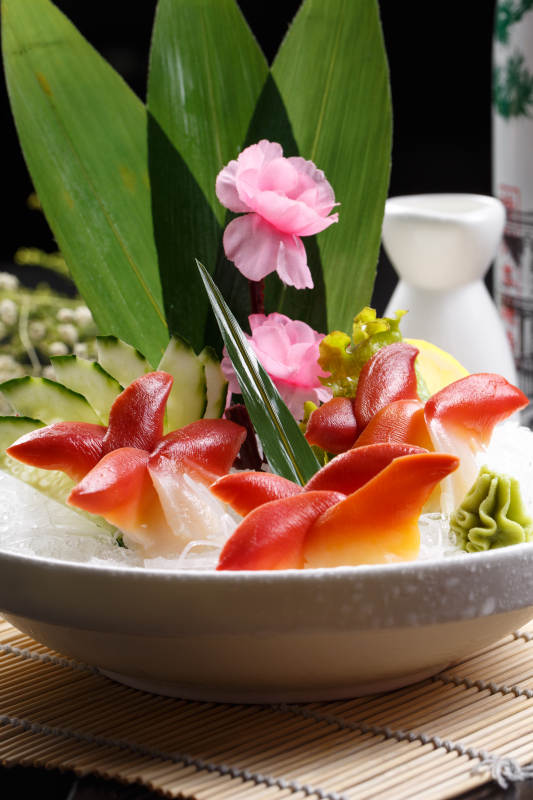 北极贝刺身摆放在寿司帘上图片