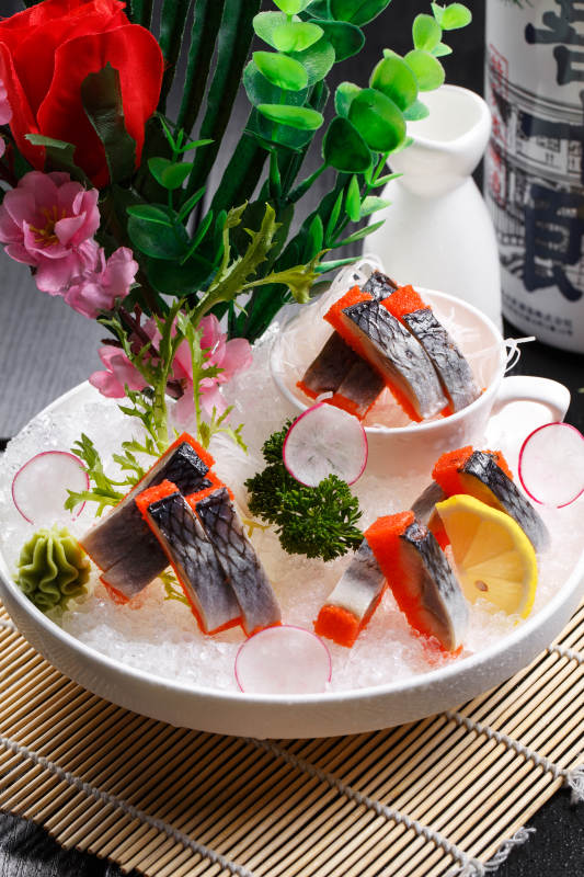 西鳞鱼刺身摆放在寿司帘上图片