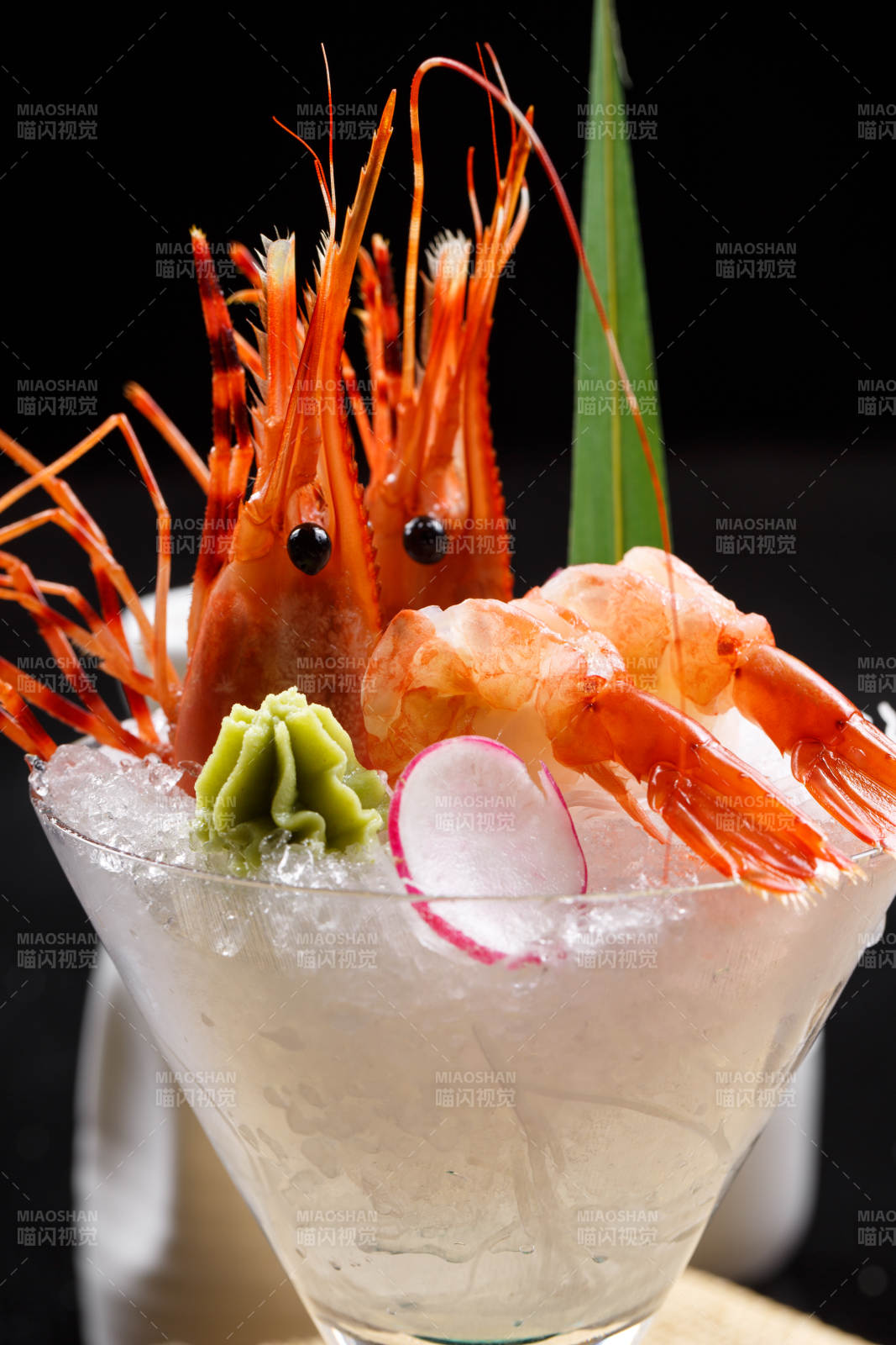 装满碎冰的高脚杯摆放的两只北极甜虾刺身图片