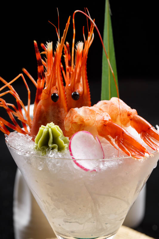 装满碎冰的高脚杯摆放的两只北极甜虾刺身图片