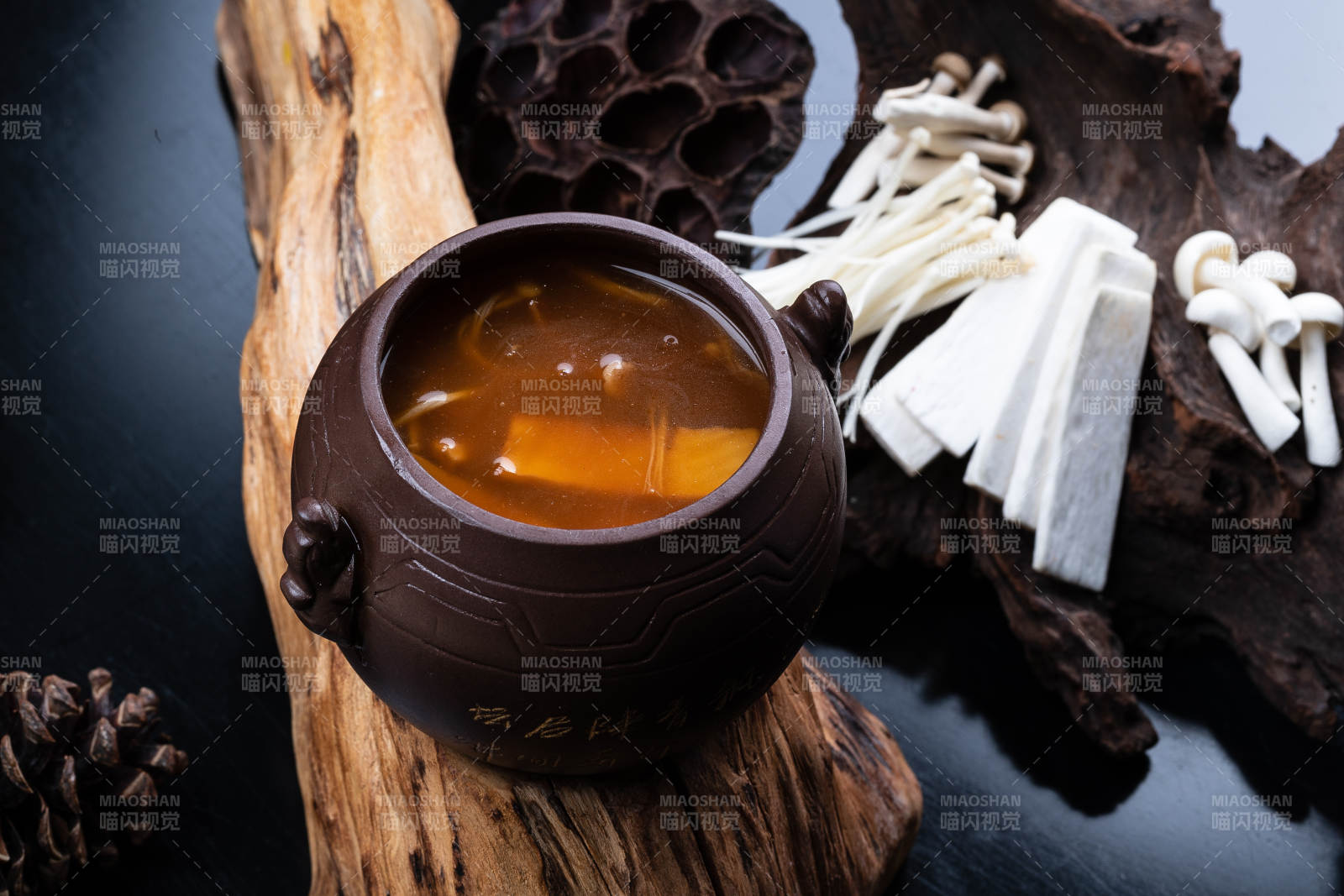 山珍菌羹素佛跳墙图片