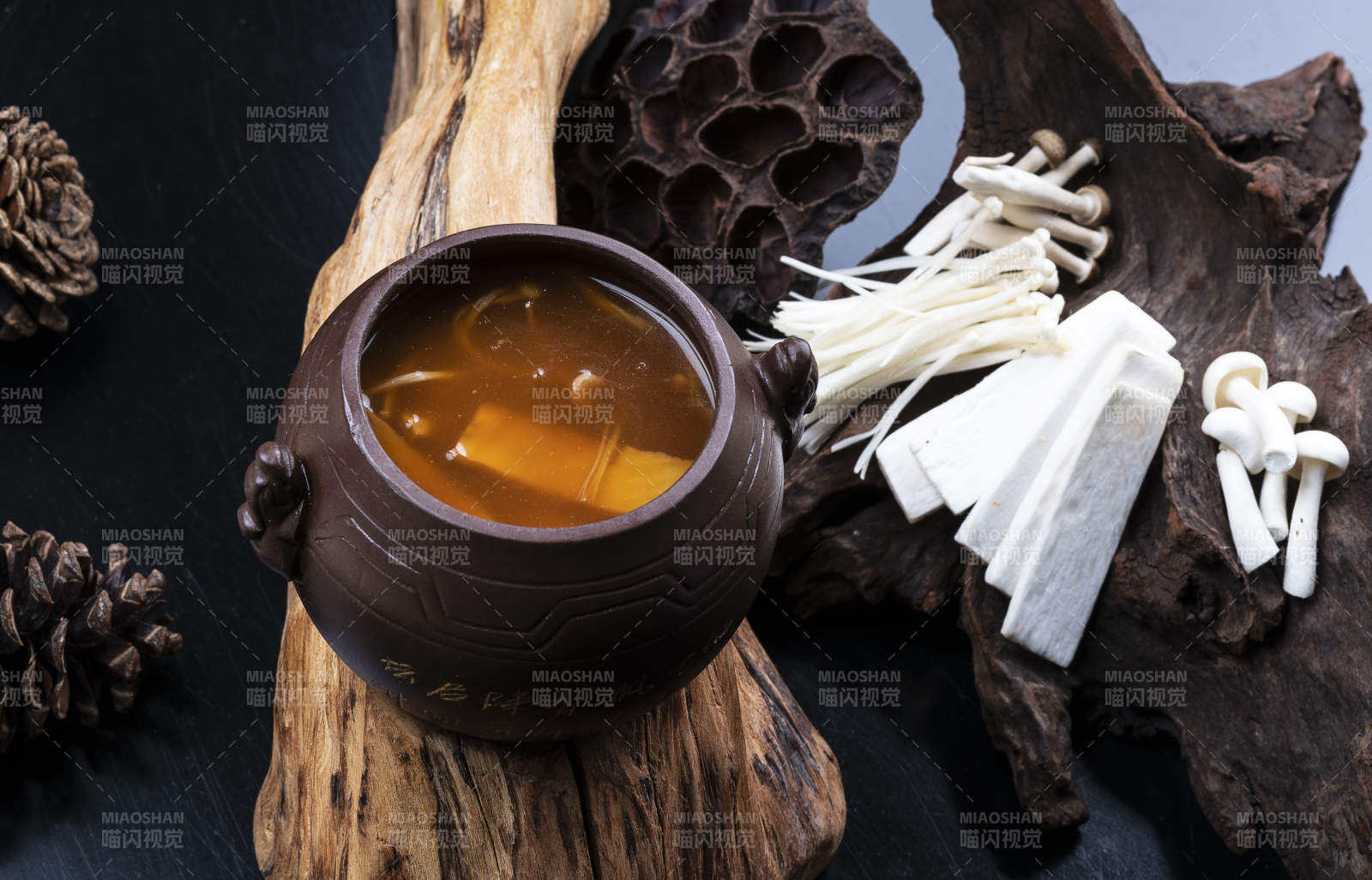 山珍菌羹素佛跳墙图片