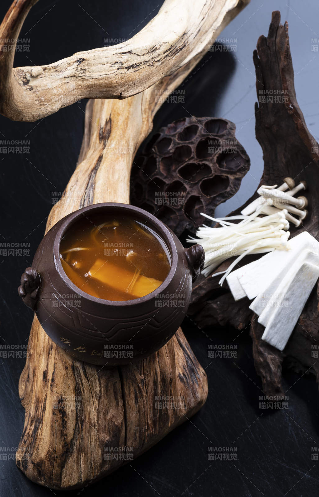 山珍菌羹素佛跳墙图片