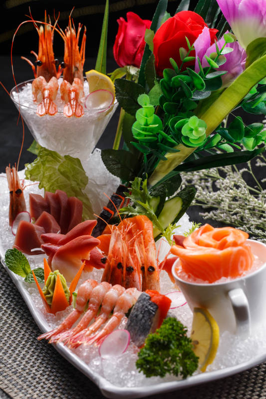 奢华丰盛的豪华刺身拼盘摆放在餐垫上图片