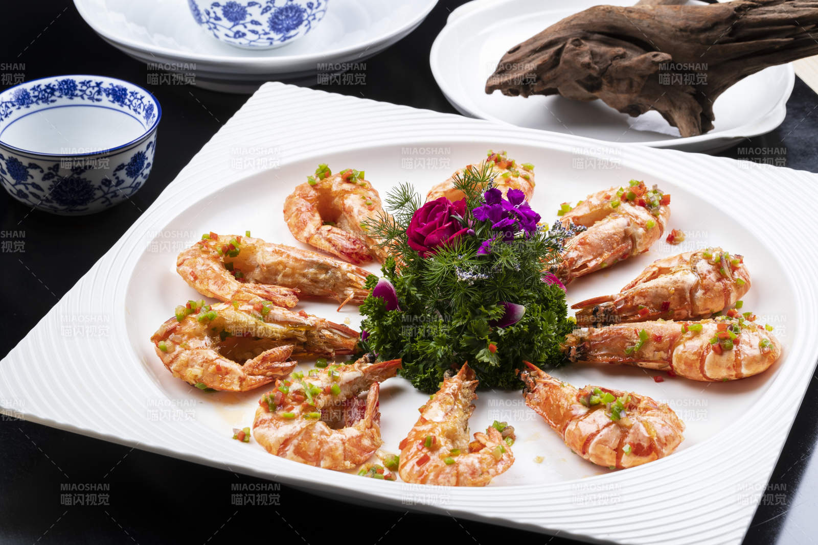 香煎大明虾摆放在黑色背景上图片