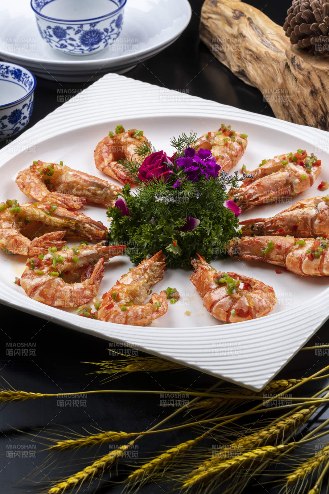 香煎大明虾摆放在黑色背景上图片