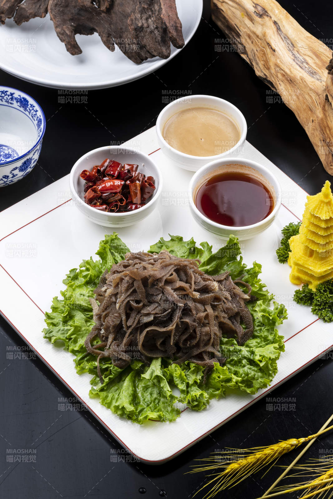 蘸汁卤味毛肚丝图片