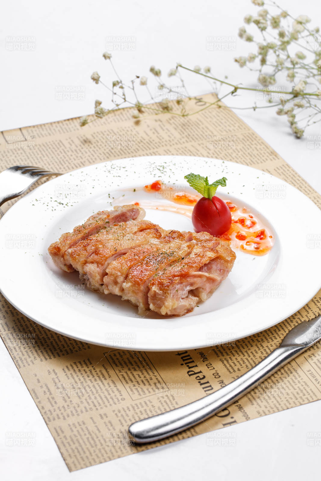 脆皮铁板鸡排摆放在英文包装纸上图片