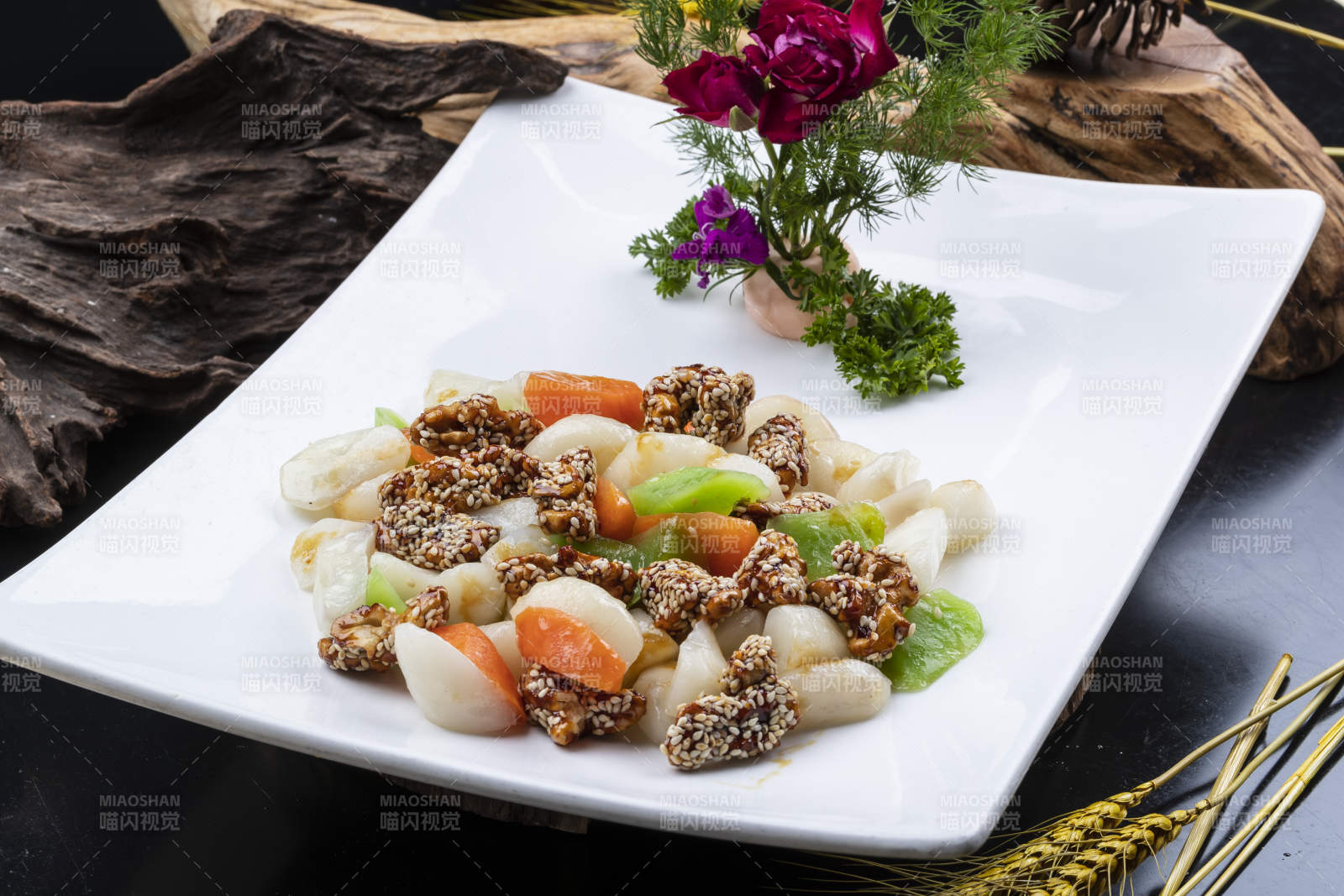 白瓷盘装的芝麻牛脯炒百合图片