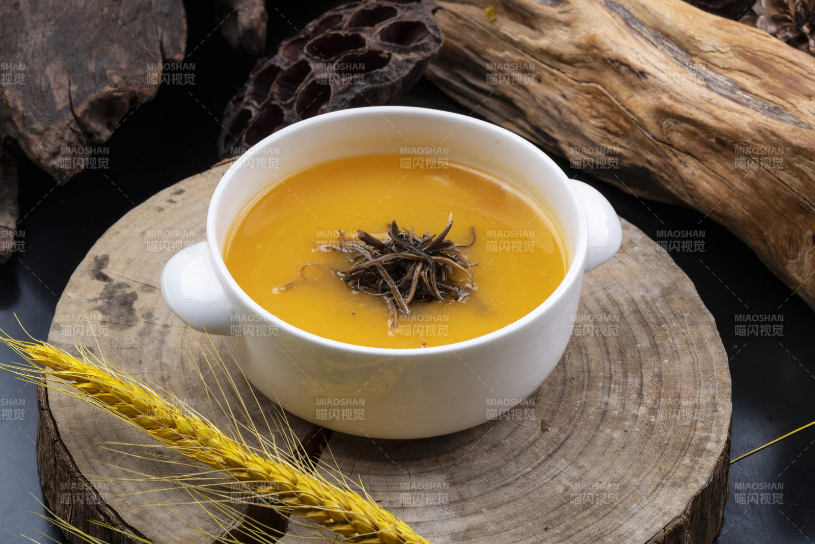 白瓷碗装的营养南瓜羹图片