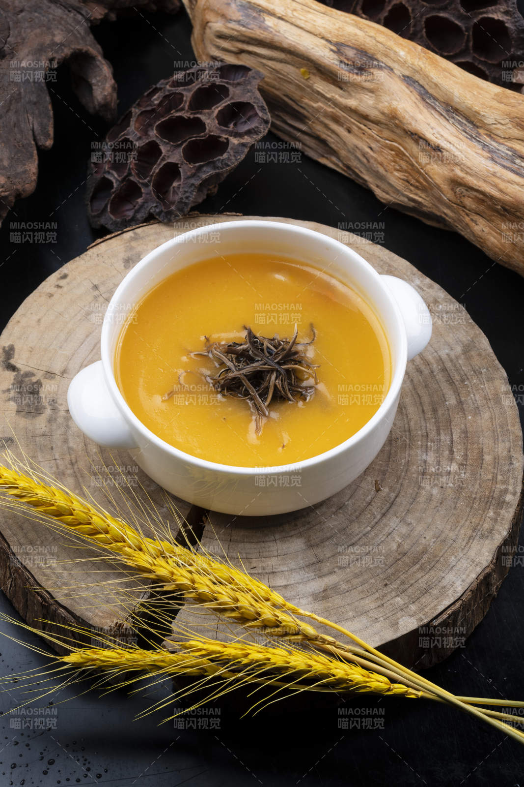 白瓷碗装的营养南瓜羹图片