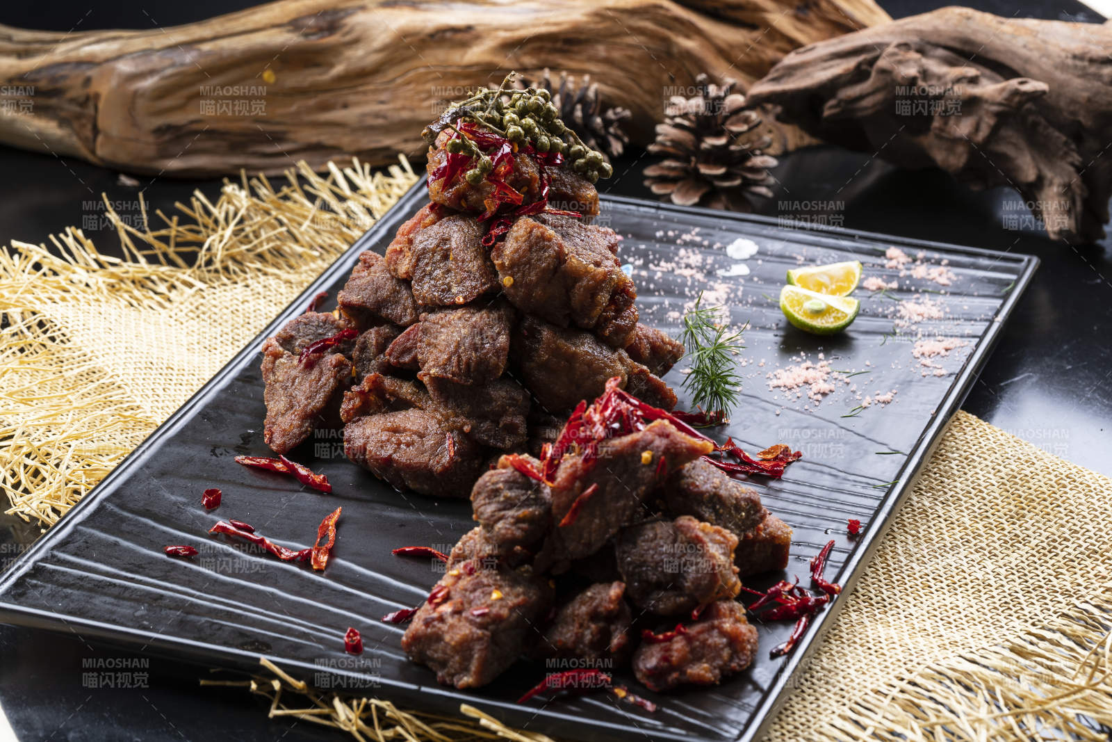 川香椒麻耗牛肉摆放在麻布垫子上图片