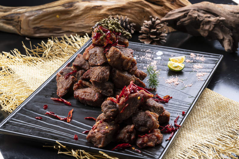 川香椒麻耗牛肉摆放在麻布垫子上图片