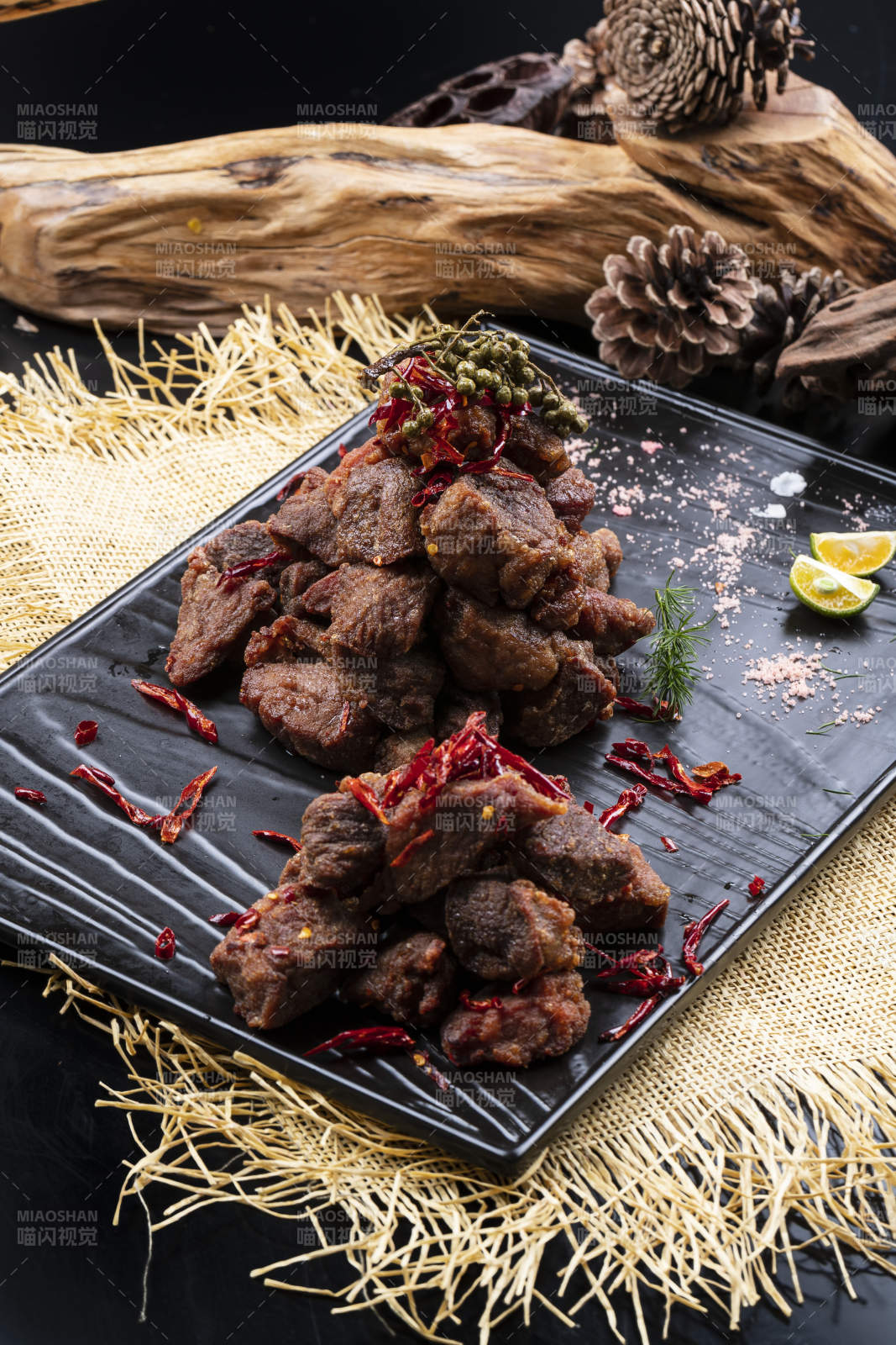 川香椒麻耗牛肉摆放在麻布垫子上图片