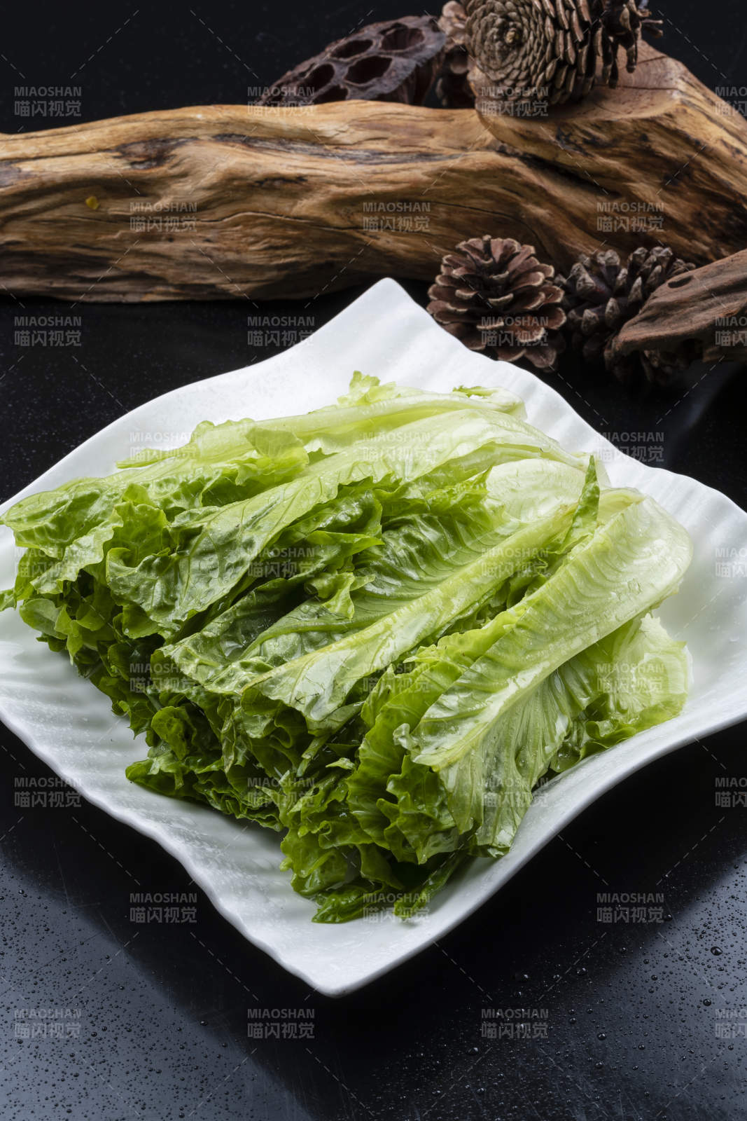 翠绿长生菜摆放在黑色背景上图片