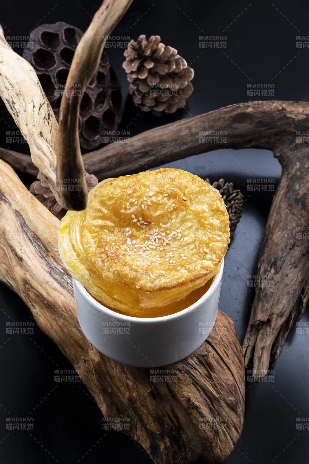 白色汤盅酥皮盖内装的蟹黄羹图片