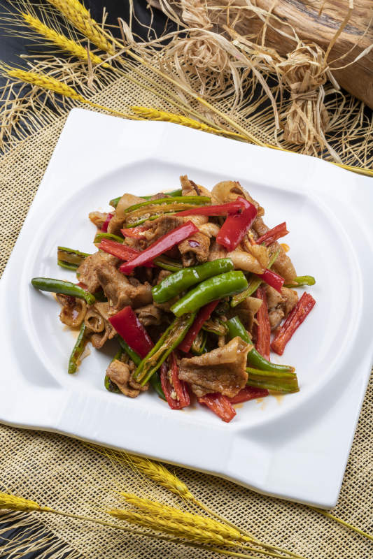 杭椒小炒肉摆放在麻布垫子上图片