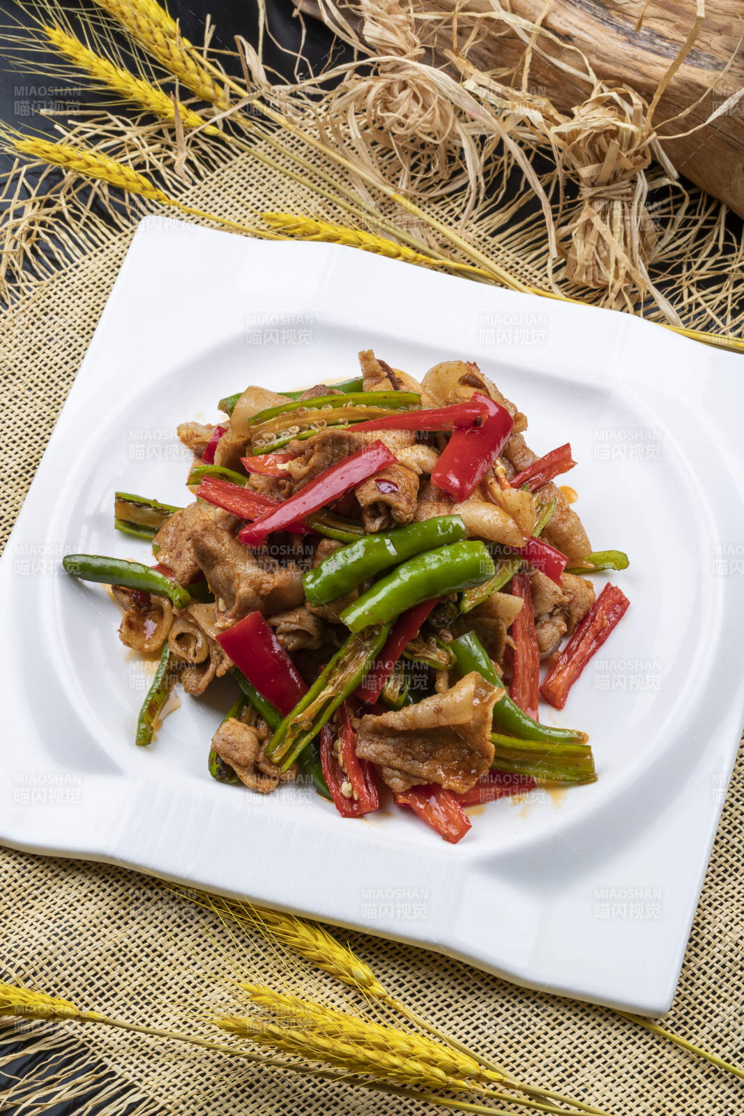 杭椒小炒肉摆放在麻布垫子上图片