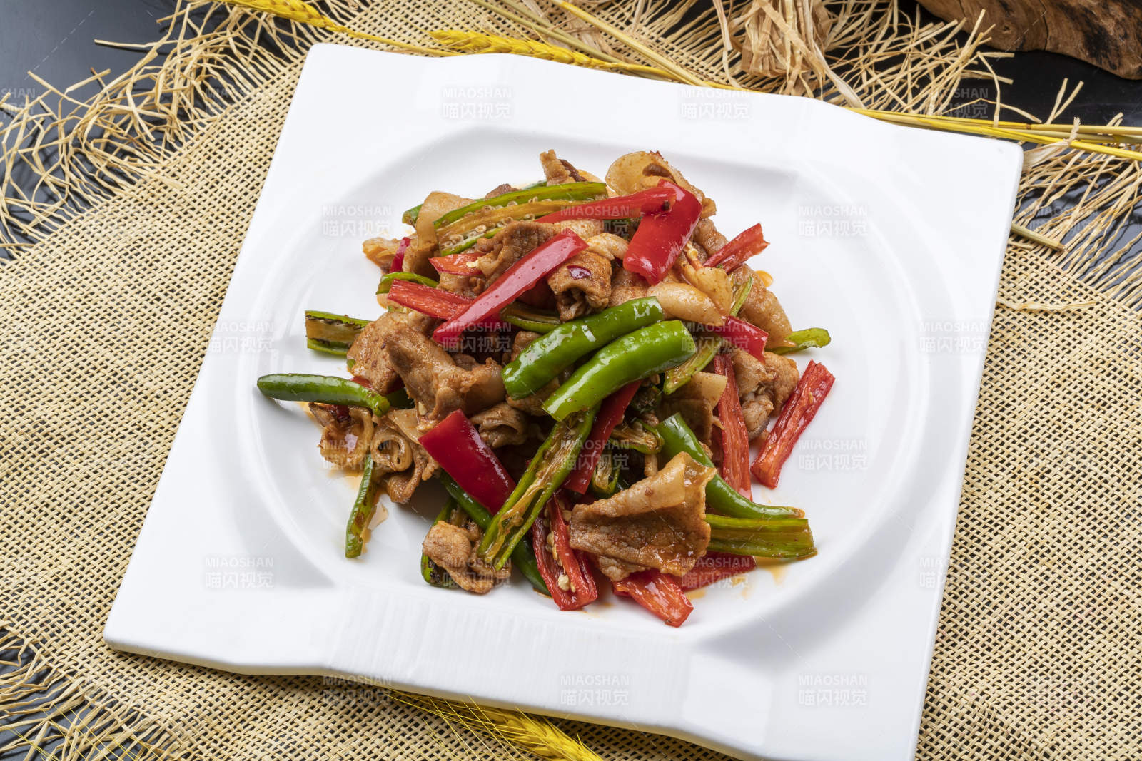 杭椒小炒肉摆放在麻布垫子上图片