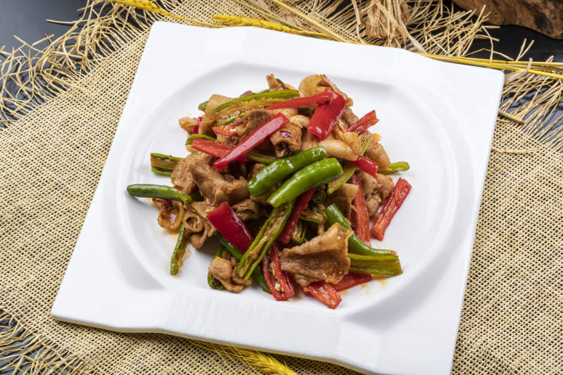 杭椒小炒肉摆放在麻布垫子上图片