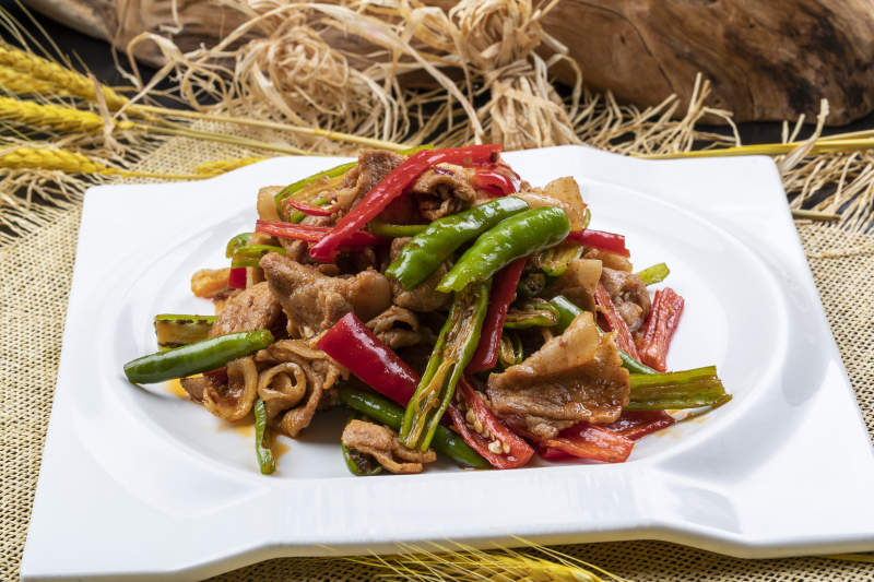 杭椒小炒肉摆放在麻布垫子上图片