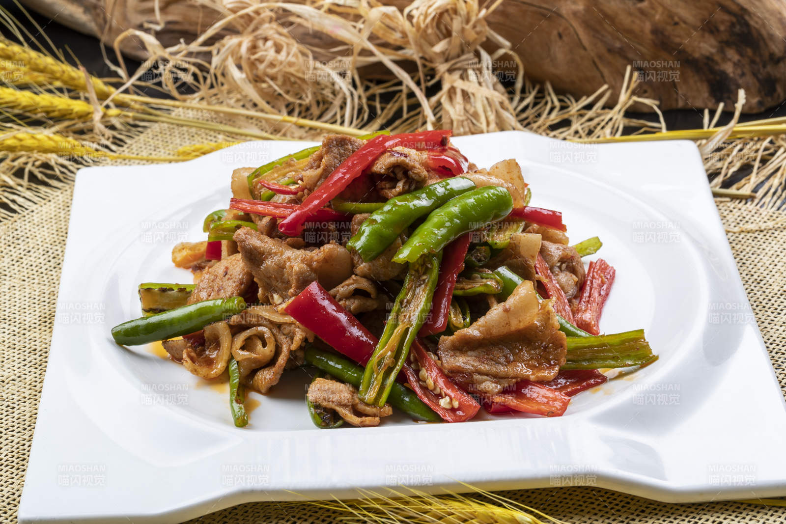 杭椒小炒肉摆放在麻布垫子上图片