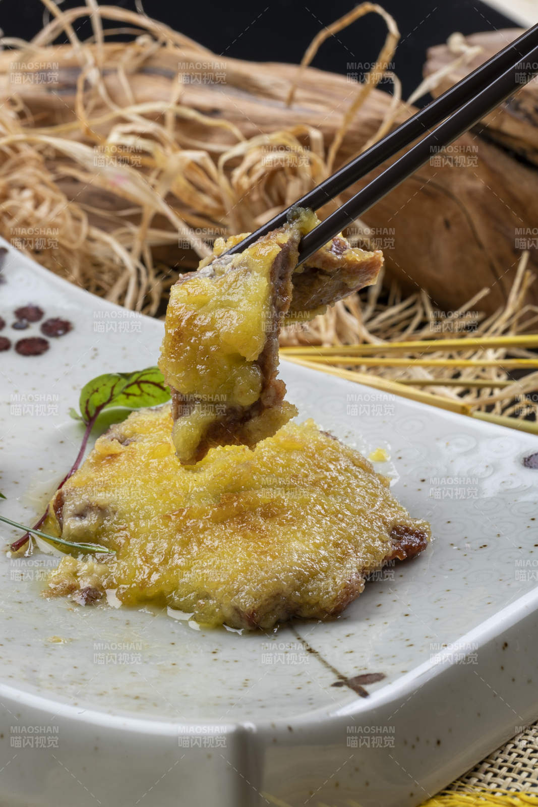 青色瓷盘装的黄金炸猪排摆放在麻布垫子上图片