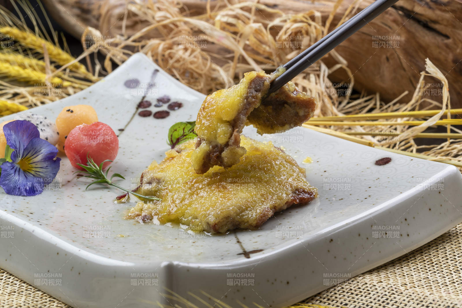 青色瓷盘装的黄金炸猪排摆放在麻布垫子上图片