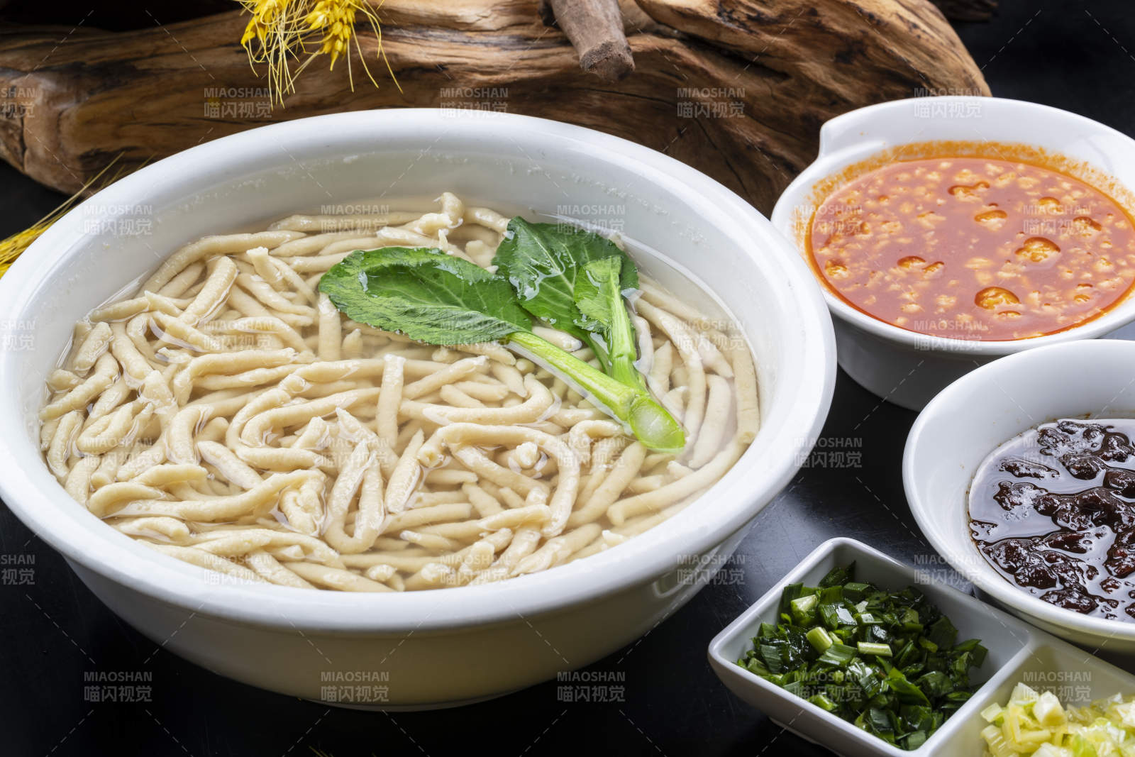 拨鱼西红柿打卤炸酱摆放在黑色背景上图片