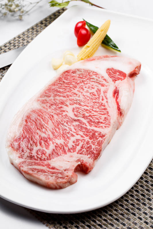 顶级A5A3级雪花牛排摆放在餐垫上图片