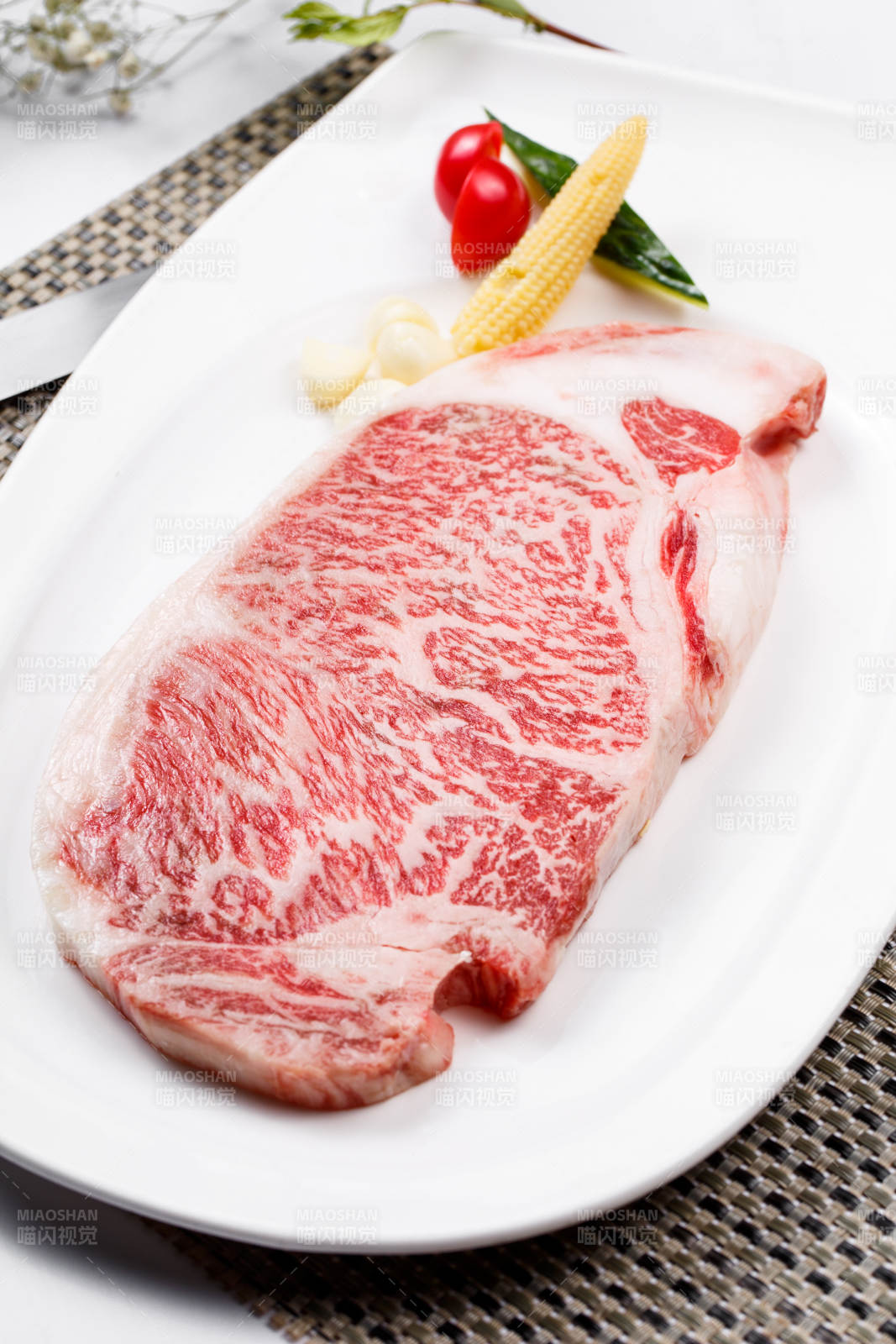 顶级A5A3级雪花牛排摆放在餐垫上图片