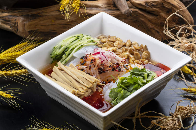 大同小媳妇儿凉粉摆放在黑色背景上图片