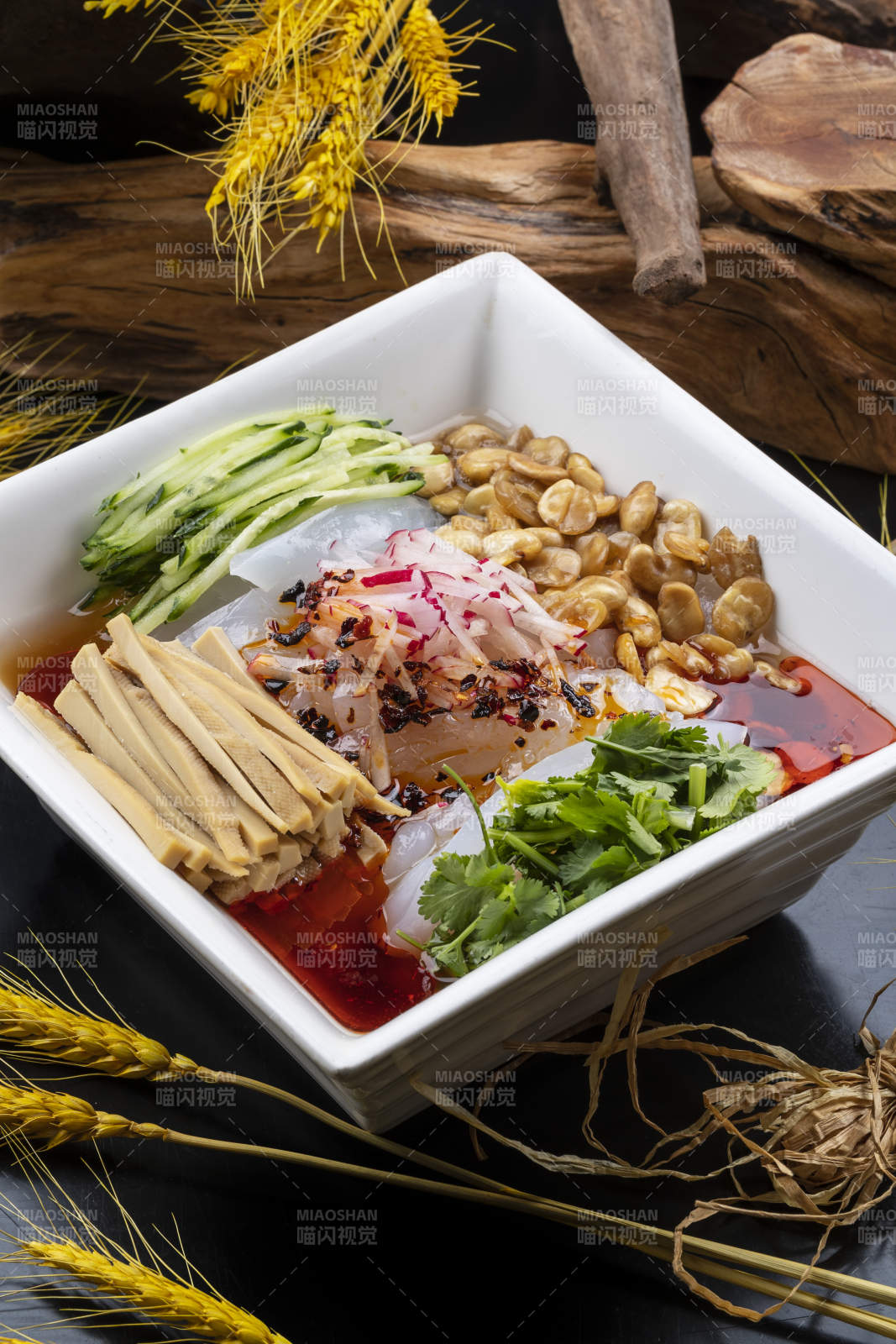 大同小媳妇儿凉粉摆放在黑色背景上图片